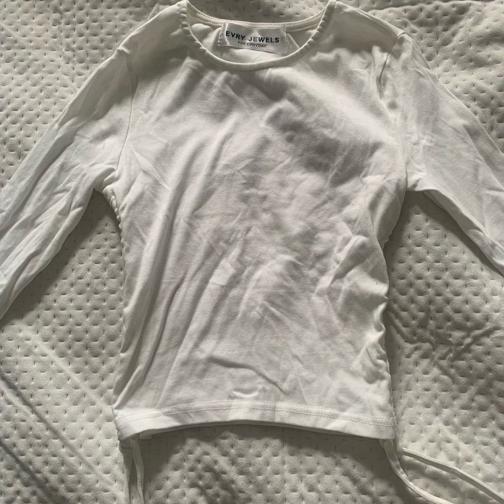 White top with adjustable strings on the side